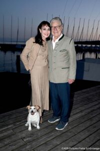 Anna Maria Kaufmann mit Mann Prof. Eckhard Alt und Hund Oskar / 1. EAGLES Segel-Event und Charity Summer Night im Bayerischen Yacht-Club / Starnberg / 14. August 2026 / Foto: ABR-Pictures / Petra Schönberger