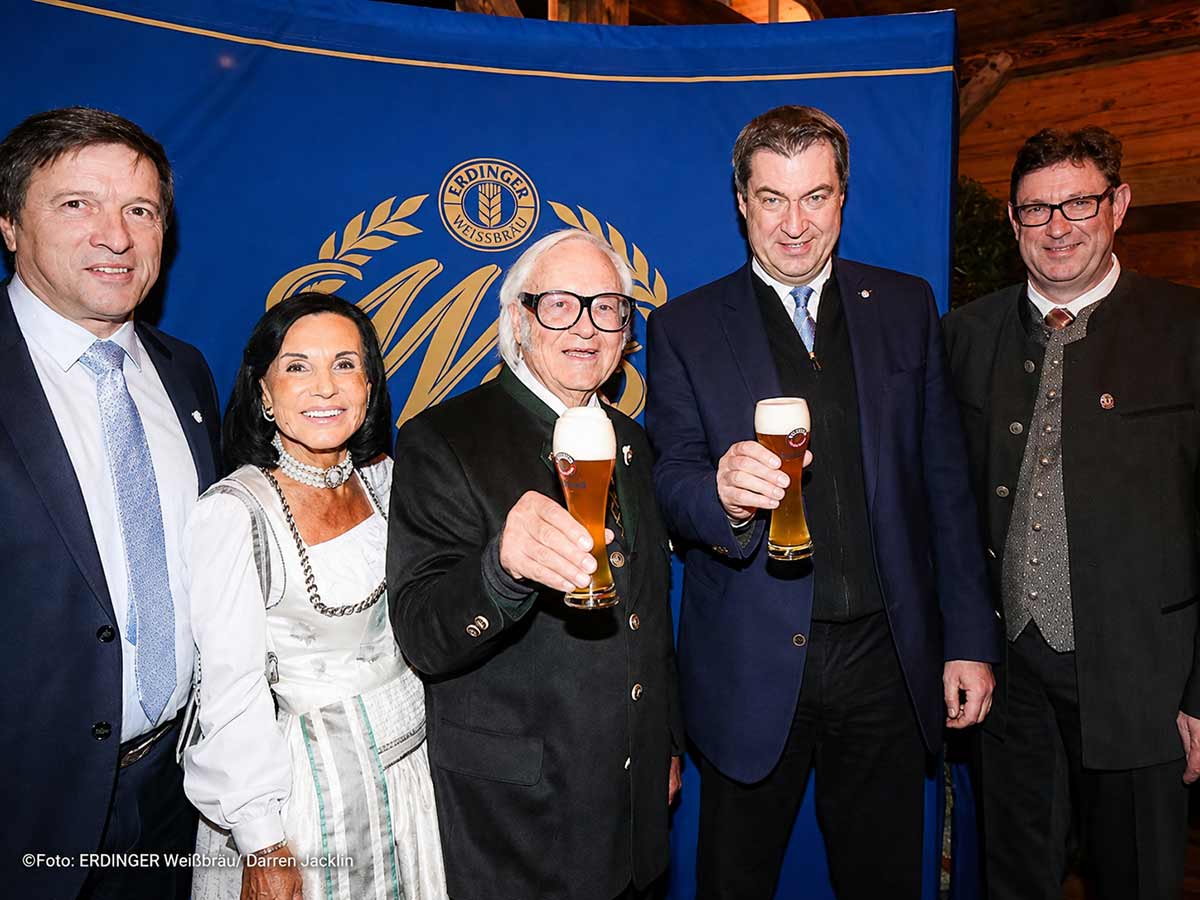 Archiv: 80. Geburtstag ERDINGER Weißbräu - 80. Geburtstag Werner Brombach am 29.12.2019. v.l. Max Gotz (Oberbürgermeister Stadt Erding, Christine Brombach, Werner Brombach, Dr. Markus Söder, Martin Bayerstorfer (Landrat Landkreis Erding) ©Foto: ERDINGER Weißbräu/ Darren Jacklin