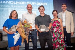 Die Brandlhof Cup Bruttosieger AnnemarieLadinig, Luca Huber mit den Hotel-Inhabern Alexander Strobl, Birgit Maier sowie Hoteldirektor Thomas Bauer @Foto: Klaus Bauer Saalfelden