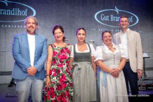 Grounds-Manager-Florian-Pokorny-Brandlhof-Inhaberin-Birgit-Maier-Proshop-All4Golf-Team-Guelsah-Poyraz-und-Annette-Haering-Hoteldirektor-Thomas-Bauer.