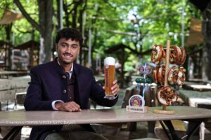 Brown im Biergarten: Legendäres Paulaner Lederhosen Shooting des FC Bayern München am Nockerberg ©Foto: sampics Photographie für FC Bayern