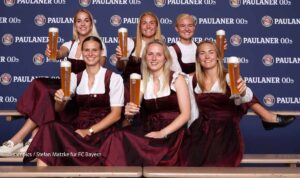 FC Bayern Frauen: Legendäres Paulaner Lederhosen Shooting des FC Bayern München am Nockerberg ©Foto: sampics Photographie für FC Bayern