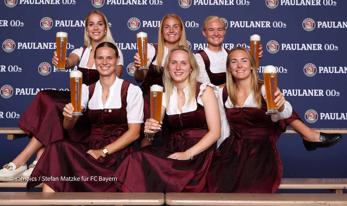 Giulia Gwinn und einige Mitspielerinnen aus dem Double-Siegerteam kamen extra in feinen Dirndln: Legendäres Paulaner Lederhosen Shooting des FC Bayern München am Nockerberg ©Foto: sampics Photographie für FC Bayern