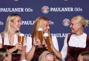 Anstossen der Frauen: Legendäres Paulaner Lederhosen Shooting des FC Bayern München am Nockerberg ©Foto: sampics Photographie für FC Bayern