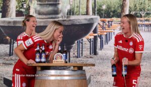 Flaschenöffnen der Frauen: Legendäres Paulaner Lederhosen Shooting des FC Bayern München am Nockerberg ©Foto: sampics Photographie für FC Bayern