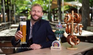 Laimer im Biergarten: Legendäres Paulaner Lederhosen Shooting des FC Bayern München am Nockerberg ©Foto: sampics Photographie für FC Bayern