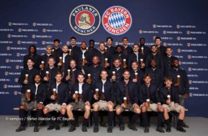 Mannschaftsfoto mit Weißbier: Legendäres Paulaner Lederhosen Shooting des FC Bayern München am Nockerberg ©Foto: sampics Photographie für FC Bayern