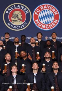Mannschaftsfoto mit Weißbier: Legendäres Paulaner Lederhosen Shooting des FC Bayern München am Nockerberg ©Foto: sampics Photographie für FC Bayern