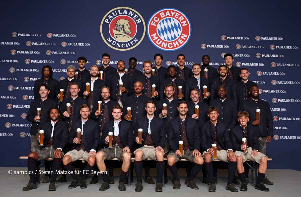 Mannschaftsfoto mit Weißbier: Legendäres Paulaner Lederhosen Shooting des FC Bayern München am Nockerberg ©Foto: sampics Photographie für FC Bayern