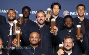 Mannschaftsfoto mit Weißbier von Paulaner: Legendäres Paulaner Lederhosen Shooting des FC Bayern München am Nockerberg ©Foto: sampics Photographie für FC Bayern
