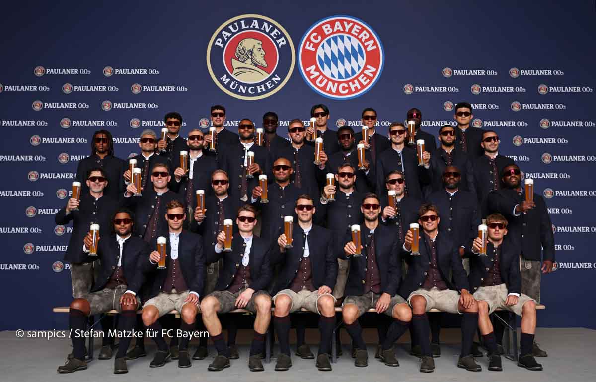 Mannschaftsfoto mit Sonnenbrillen: Legendäres Paulaner Lederhosen Shooting des FC Bayern München am Nockerberg ©Foto: sampics Photographie für FC Bayern