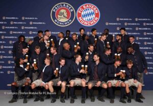 Mannschaftsfoto mit Weißbier: Legendäres Paulaner Lederhosen Shooting des FC Bayern München am Nockerberg ©Foto: sampics Photographie für FC Bayern