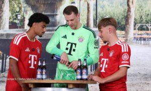 Brown, Neuer, Karl: Mannschaftsfoto mit Weißbier: Legendäres Paulaner Lederhosen Shooting des FC Bayern München am Nockerberg ©Foto: sampics Photographie für FC Bayern