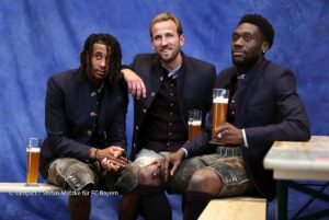 Olise, Kane, Davies: Legendäres Paulaner Lederhosen Shooting des FC Bayern München am Nockerberg ©Foto: sampics Photographie für FC Bayern