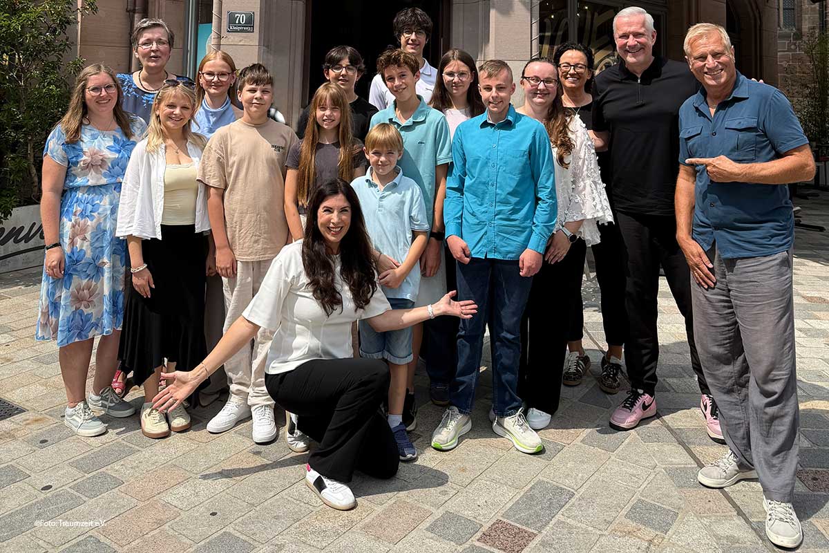 Gerhard Leinauer und Alexandra Polzin mit den Traumzeit Kids (©Foto: Traumzeit e.V.)