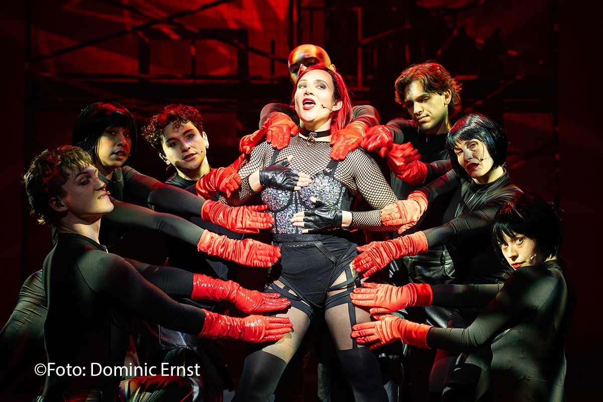 Celina dos Santos als "Nina" (Wir sind am Leben - Musical von Plate und Sommer - Theater des Westens Berlin (©Foto: Dominic Ernst)
