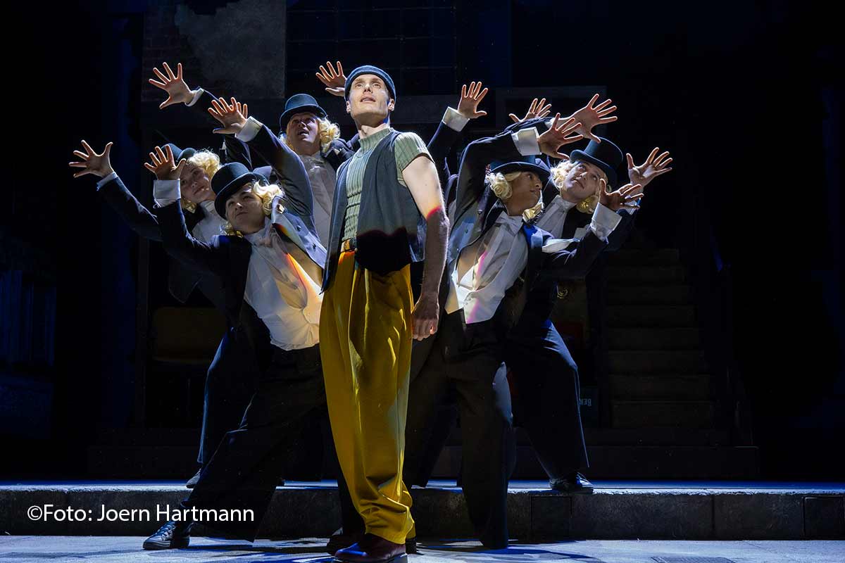 Jörn-Felix Alt als "Bruno": Wir sind am Leben - Musical von Plate und Sommer - Theater des Westens Berlin (©Foto: Joern Hartmann)