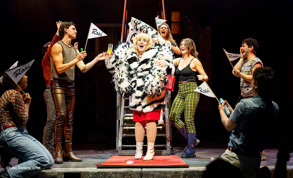 Steffi Irmen als "Rosi" Wir sind am Leben - Musical von Plate und Sommer - Theater des Westens Berlin (©Foto: Dominic Ernst)