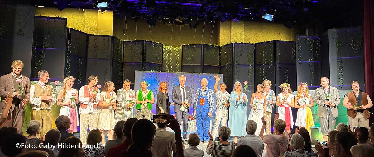 Schlussapplaus „Ein total verrückter Sommernachtstraum" in der Komödie im Bayerischen Hof München, in der Mitte Michael Tasche, Buch und Regie (©Foto: Gaby Hildenbrandt)