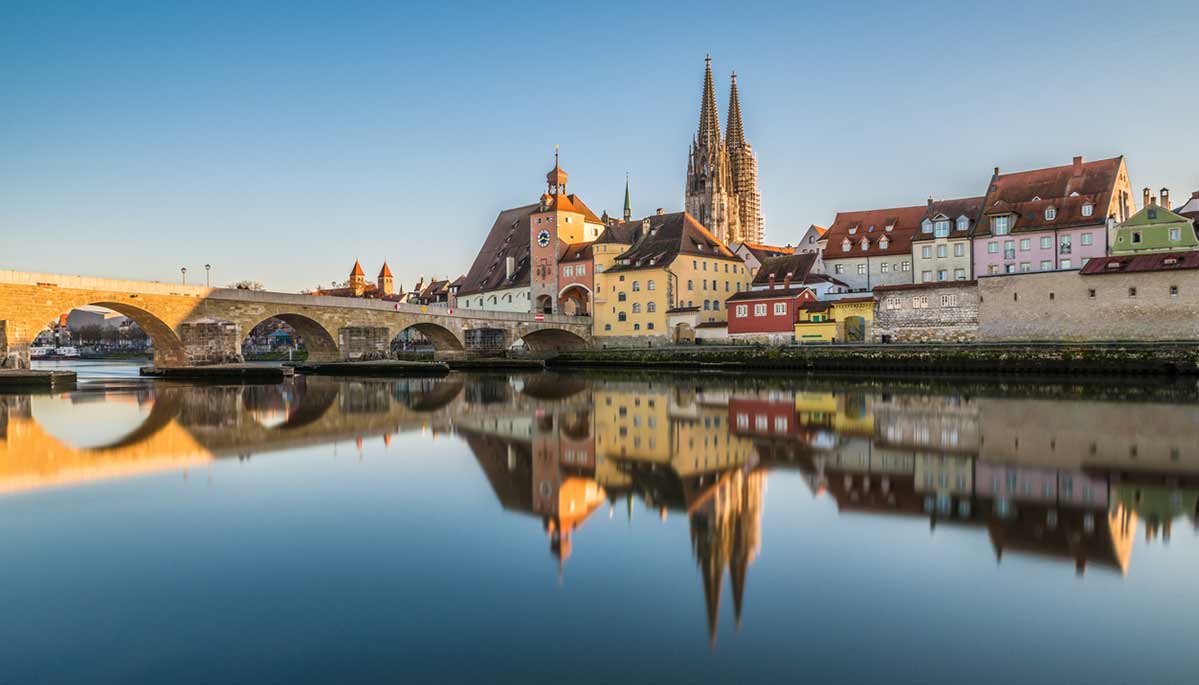 Stadtansicht von Regensburg und Promenade mit Steinbrücke, Donau. Altstadt und Dom St. Peter (©Foto: StGrafix iStockPhoto)