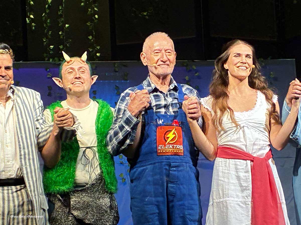 Schlussapplaus „Ein total verrückter Sommernachtstraum" in der Komödie im Bayerischen Hof München (©Foto: Gaby Hildenbrandt)
