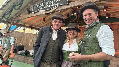 Petra und Peter Schöniger freuen sich auf das erste Jahr mit ihrer "Boandlkramerei" auf der Oidn Wiesn, das Programm hat Winfried Frey (re.) entwickelt (©Foto: Martin Schmitz)