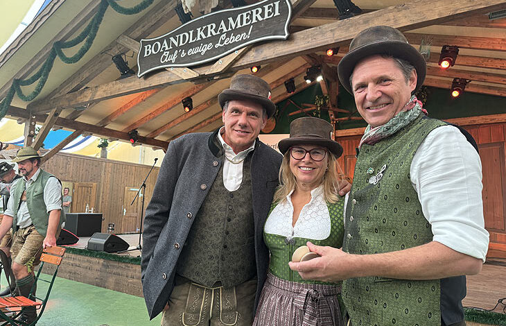 Petra und Peter Schöniger freuen sich auf das erste Jahr mit ihrer "Boandlkramerei" auf der Oidn Wiesn, das Programm hat Winfried Frey (re.) entwickelt (©Foto: Martin Schmitz)