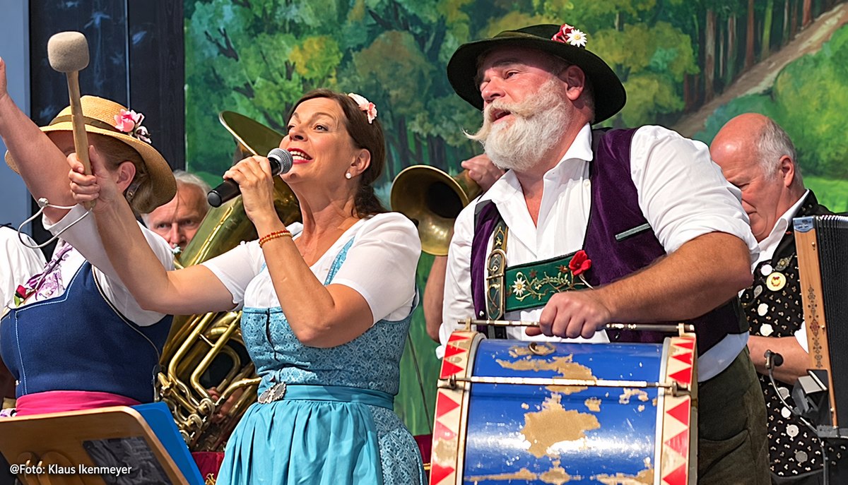 Volkssängerzelt Schützenlisl auf der Oidn Wiesn, Traudl Siferlinger verantwortet das Kultur- und Musikerlebnis im Zelt (©Foto: Klaus Ikenmeyer)