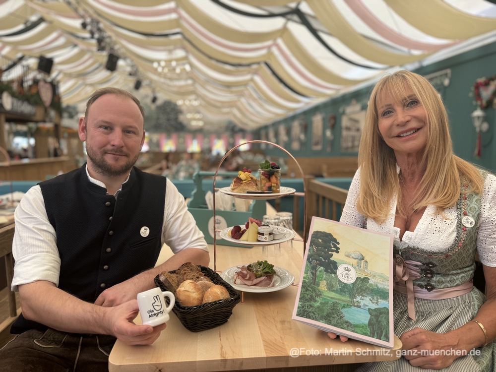 Cafe Theres mit Frühstücks Etageren und Ois Alrighty! Kaffees (©Foto: Martin Schmitz)