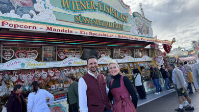 Wiener Eispalast zwischen der Neuheit Shake & Roll und der Münchner Zugspitzbahn auf der Matthias Pschorr Straße auf dem Oktoberfest 2026 (©Foto: Martin Schmitz)