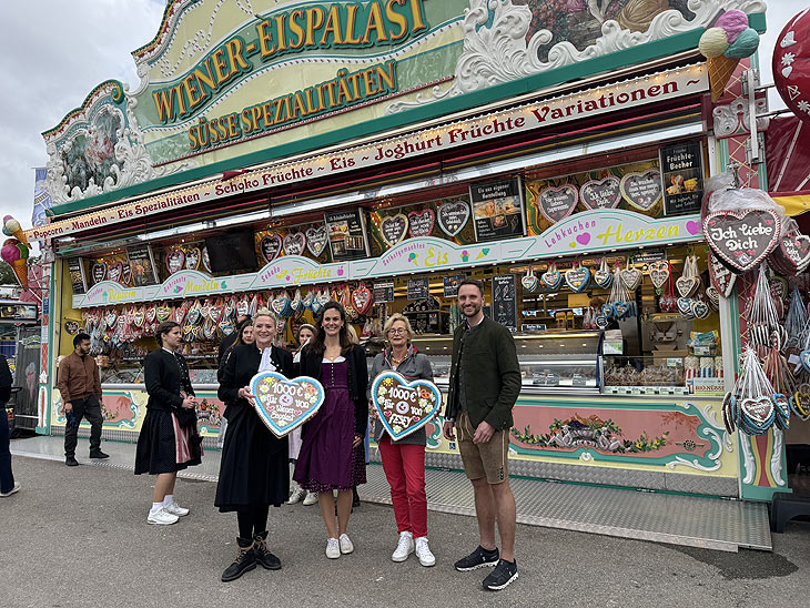 Wiener Eispalast zwischen der Neuheit Shake & Roll und der Münchner Zugspitzbahn auf der Matthias Pschorr Straße auf dem Oktoberfest 2026 (©Foto: Martin Schmitz)