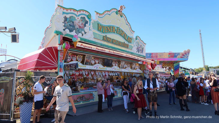 Wiener Eispalast zwischen der Neuheit Shake & Roll und der Münchner Zugspitzbahn auf der Matthias Pschorr Straße auf dem Oktoberfest 2026 (©Foto: Martin Schmitz)