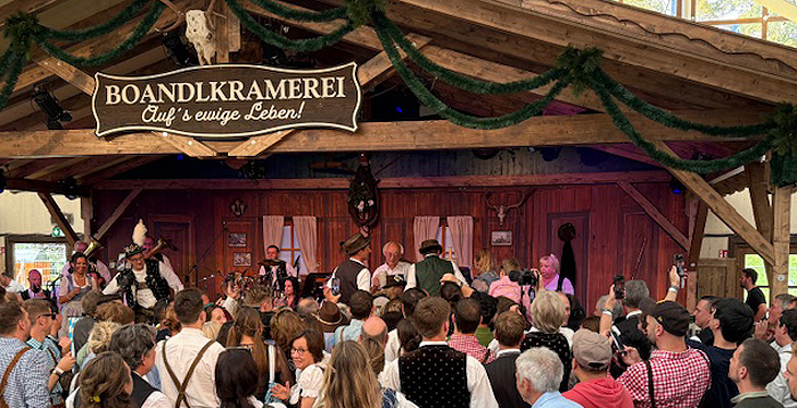 Anstich in der Boandlkramerei am 20.09.2025 durch Schauspieler Alexander Duda (©Foto: Klaus Ikenmeyer)