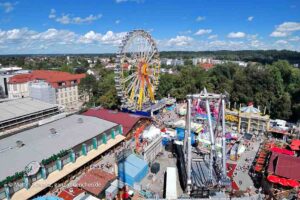 Blick vom Hangover - The Tower - Auftakt Herbstfest Rosenheim 2026 (©Foto: Martin Schmitz)