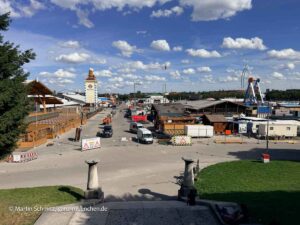 Blick von der Bavaria auf die Theresienwiese: Oktoberfest Aufbau Tag 66, Mitttwoch 03.09.2026 (©Foto: Martin Schmitz)