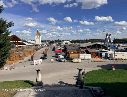 Wiesn-Aufbau Tag 66: Blick von der Bavaria – Riesenrad, Alpinabahn und Olympia Looping nehmen Gestalt an