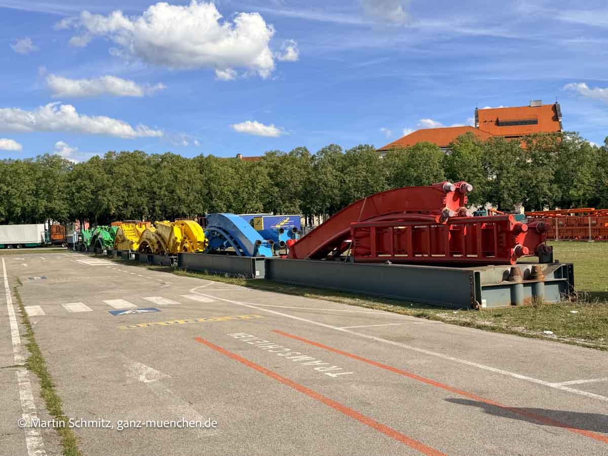 Die Schienen des Olympia Looping sind schon eingetroffen: Oktoberfest Aufbau Tag 66, Mitttwoch 03.09.2026 (©Foto: Martin Schmitz)