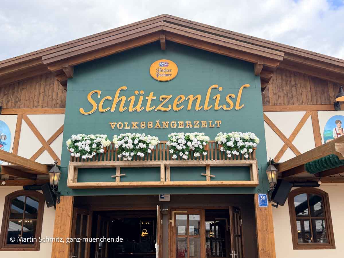 Schützenlisl beim Wiesnaufbau Tag 75, 11.09.2026 Freitag (©Foto: Martin Schmitz)