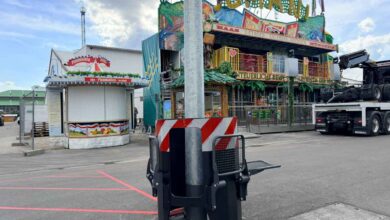 Sitzplatz am Lichtmast: Klappsitze auf dem Oktoberfest 2026(©Foto: Martin Schmitz)