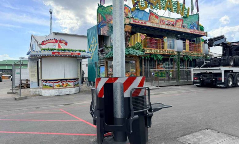 Sitzplatz am Lichtmast: Klappsitze auf dem Oktoberfest 2026(©Foto: Martin Schmitz)