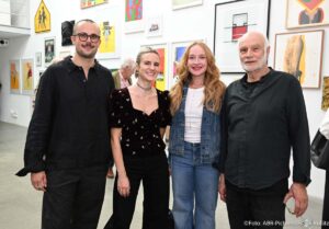 Basile Schellmann mit Schwester Pauline, Brigitte Hobmeier, Jörg Schellmann / „The Spirit of Pop Art“ / Ausstellungseröffnung / Galerie Schellmann Art / München-Schwabing / 15. September 2026 / Foto: ABR-Pictures/Frank Rollitz