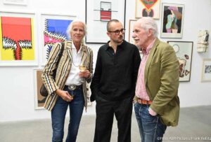Basile Schellmann (mi) und Hubertus Reygers mit Frau Isabel / „The Spirit of Pop Art“ / Ausstellungseröffnung / Galerie Schellmann Art / München-Schwabing / 15. September 2026 / Foto: ABR-Pictures/Frank Rollitz