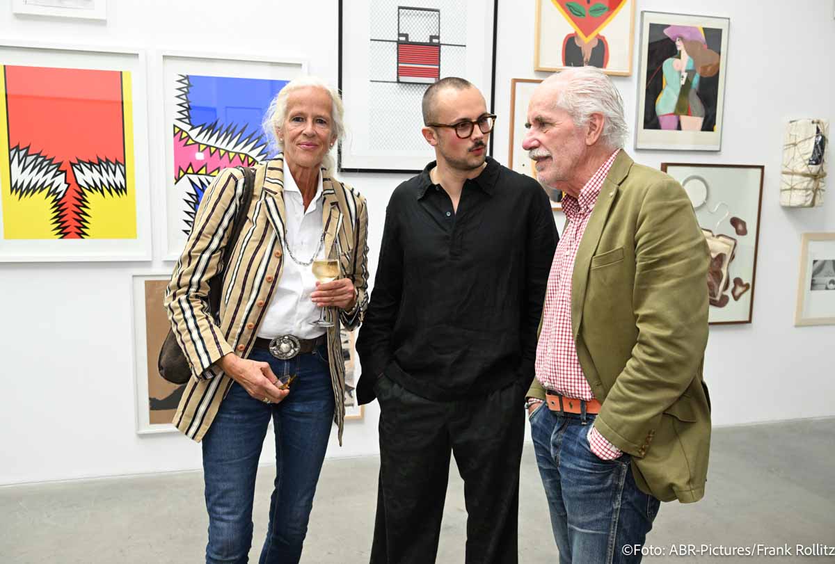 Basile Schellmann (mi) und Hubertus Reygers mit Frau Isabel / „The Spirit of Pop Art“ / Ausstellungseröffnung  Galerie Schellmann Art  München-Schwabing am 15. September 2026 ©Foto: ABR-Pictures/Frank Rollit