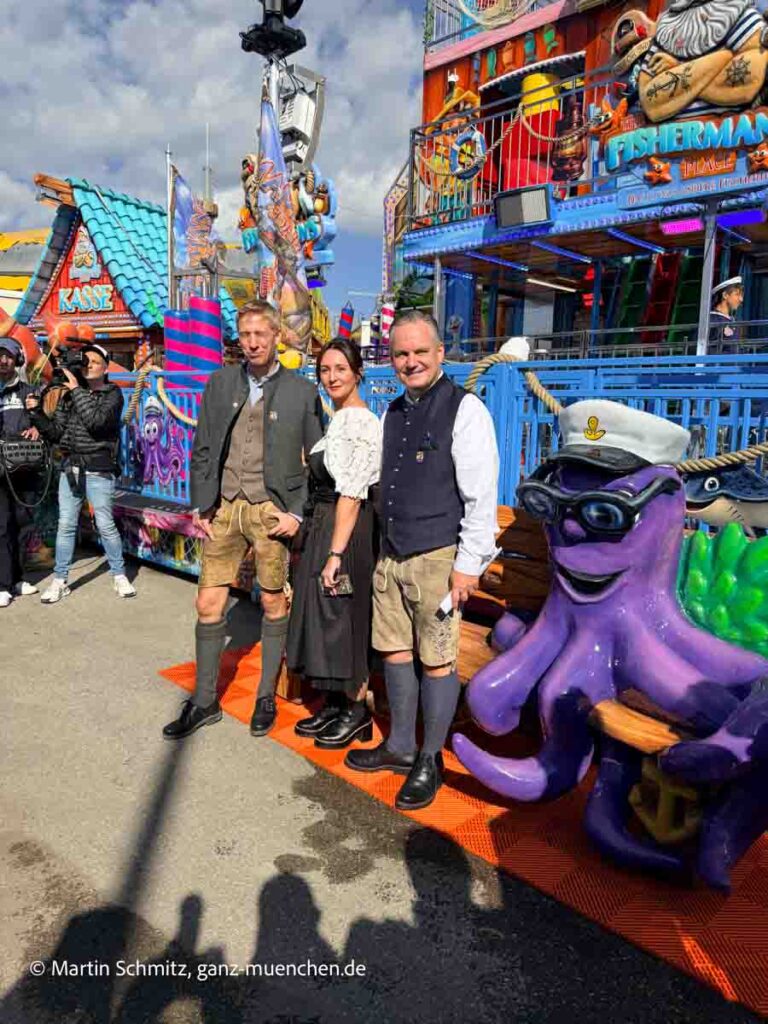 Oberbürgermeister Dominik Krause, Nadine Kollmann vor ihrem The Fisherman's Place,  Wiesnchef Dr. Christian Scharpf - Presserundgang Oktoberfest 2026 am 17.09.2026 (©Foto: Martin Schmitz)