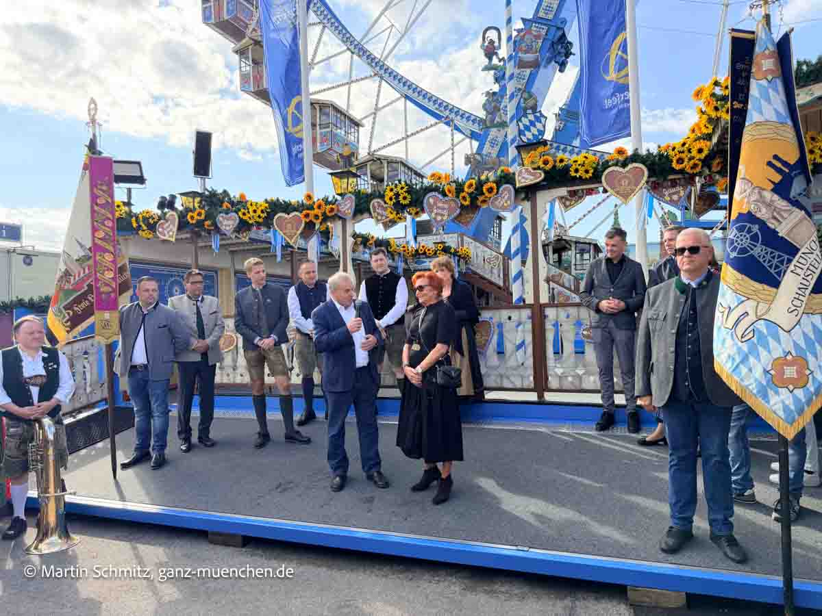 Vor dem Riesenrad Willenborg Presserundgang Oktoberfest 2026 am 17.09.2026 (©Foto: Martin Schmitz)