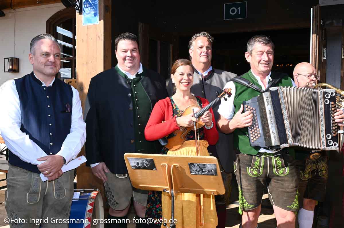 vor der Schützenlisl auf der Oidn Wiesn Presserundgang 17.09.2026 (©Foto: Ingrid Grossmann)