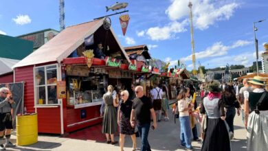 Fischers Fritze München - Flammlachs und Flammlachsburger auf dem Oktoberfest 2026 vor dem Weinzelt (©Fpoto: Martin Schmitz)