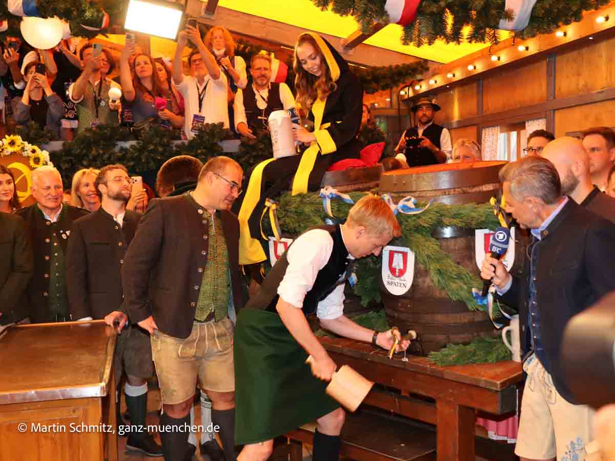 o'zapft is mit zwei Schlägen: Dominik Krause hat die Wiesn 2026 eröffnet: Auftakt Oktoberfest 19.09.2026 (©Foto: Martin Schmitz)