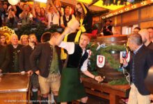 o'zapft is mit zwei Schlägen: Dominik Krause hat die Wiesn 2026 eröffnet: Auftakt Oktoberfest 19.09.2026 (©Foto: Martin Schmitz)