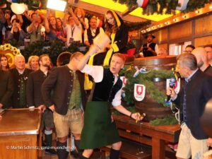 o'zapft is mit zwei Schlägen: Dominik Krause hat die Wiesn 2026 eröffnet: Auftakt Oktoberfest 19.09.2026 (©Foto: Martin Schmitz)